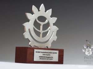 fa-, fém-, kő díj